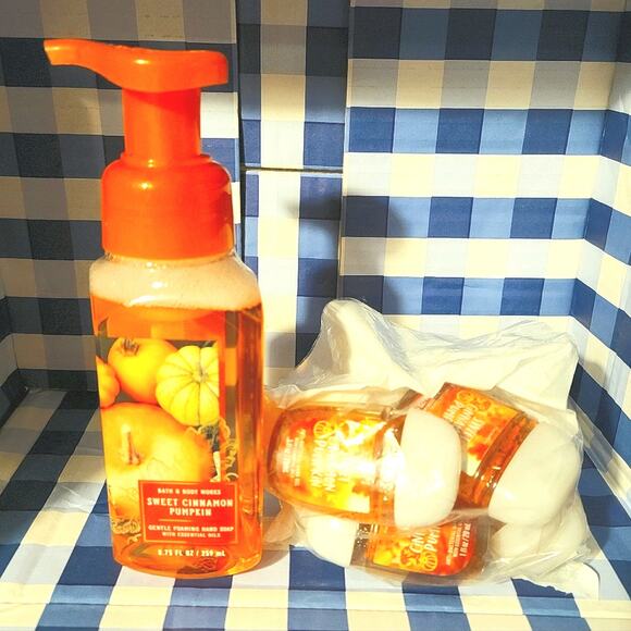SWEET CINNAMON PUMPKIN GENTLE FOAMING HAND SOAP SANITIZERS SET BATH & BODY WORKS - Picture 1 of 1